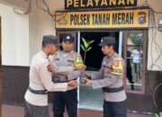 Kapolsek Tanah Merah Berikan Bibit Pohon untuk Personel yang Berulang Tahun