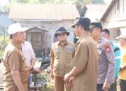 Bupati Inhil serahkan bantuan untuk korban kebakaran di Desa Danau Pulau Indah, Kecamatan Kempas