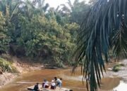 Demi Sekolah, Anak-anak di Inhil Seberangi Sungai Naik Rakit Tak Aman!