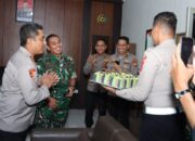 Kapolres Inhil Datangi Makodim, Beri Kejutan Ulang Tahun ke Dandim 0314