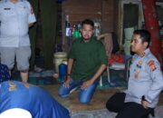 Banjir Rendam Rumah Warga Kemuning, Kapolres Inhil Datang Bawa Obat
