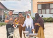 Dari Keluhan di Upacara, Kepedulian Kapolsek Hadirkan Senyum untuk Siswi Yatim