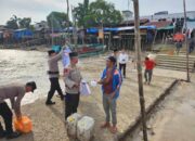 Polres Indragiri Hilir Berbagi Takjil Ramadhan 1447 H kepada Penumpang Pelabuhan Kuala Enok