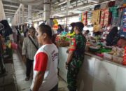 Pasar Mulai Ramai Jelang Idulfitri, Babinsa Turun Langsung Pantau Sembako