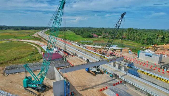 Pemasangan Girder Interchange Lubuk Alung, Tol Padang–Sicincin Terapkan Rekayasa Lalu Lintas di KM 18+998