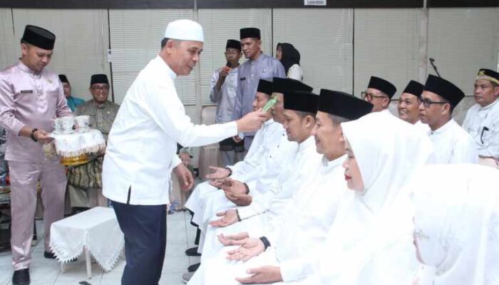 Jelang Berangkat Haji, 39 ASN Inhil Ditepuk Tepung Tawar Bupati