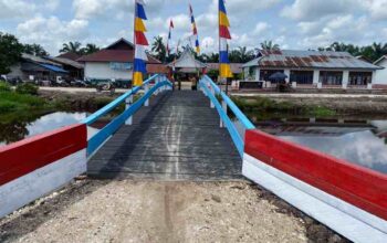 Polsek Kempas Rampungkan Renovasi Jembatan Menuju SD 012 Rumbai Jaya