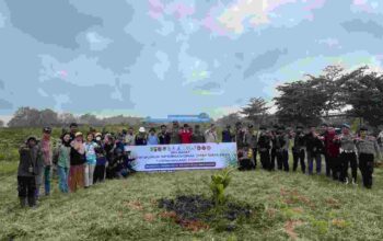 May Day 2026, Buruh dan Polisi di Kateman Tanam Pohon