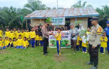 Polres Inhil dan HMI Tembilahan Gelar Green Policing di SD Marginal Tasik Pilang, Salurkan Bantuan Pendidikan dan Bibit Pohon