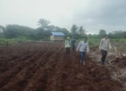 Dukung Ketahanan Pangan, Bhabinkamtibmas dan PT RSA Kompak Siapkan Lahan Jagung di Mandah