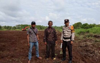 Bhabinkamtibmas Desa Belaras Barat Cek Kesiapan Lahan Jagung Kuartal II untuk Dukung Ketahanan Pangan