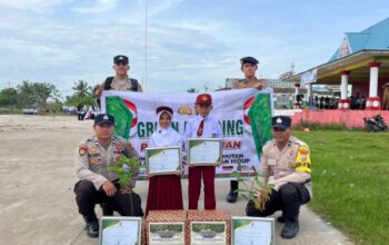 Kapolda Riau Melalui Kapolsek Kateman Berikan Penghargaan kepada Kader Da’i Cilik Green Policing di Kateman
