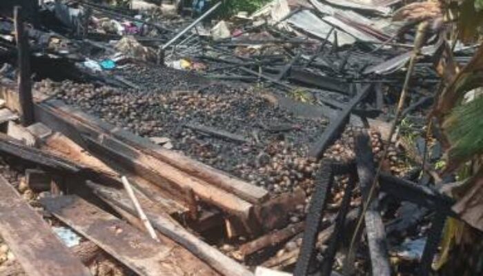 Ditinggal Beli Santan, Rumah Warga di Seberang Tembilahan Ludes Terbakar