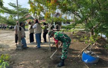 TNI Bersama Warga Bersihkan Panti Asuhan Puri Kasih di Tembilahan