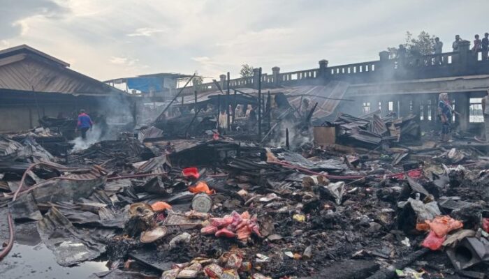 Kebakaran Hebat Hanguskan 300 Kios dan 18 Motor di Tembilahan