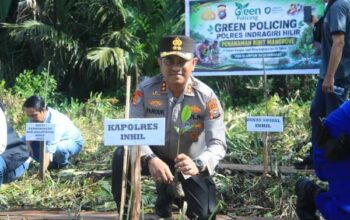Kapolres Inhil AKBP Farouk Oktora S.H, S.I.K Pimpin Penanaman Bibit Mangrove dan Salurankan Bansos di Terusan Kempas