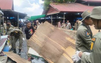 Dukung Penataan Pasar dan Wajah Kota, Satpol PP Inhil Tertibkan Kios di Kawasan Eks Air Mancur dan Pasar Tengah