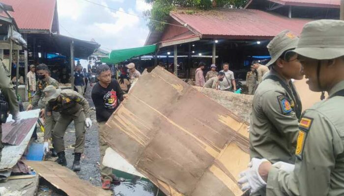 Dukung Penataan Pasar dan Wajah Kota, Satpol PP Inhil Tertibkan Kios di Kawasan Eks Air Mancur dan Pasar Tengah