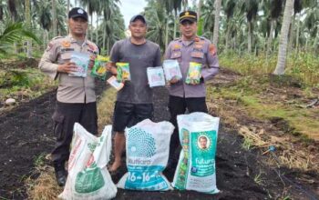 Kapolsek Pelangiran Turun ke Kebun, Bantu Petani Lewat Penyaluran Bibit dan Pupuk