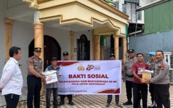 Sambut Hari Bhayangkara ke-80, Polisi Turun Tangan Bersihkan Surau dan Bantu Marbot di Tembilahan