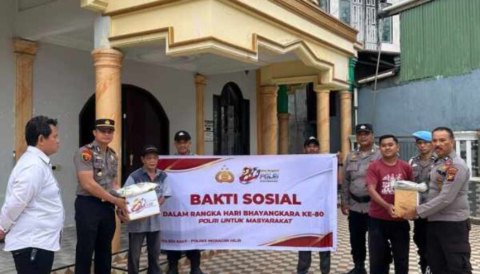Sambut Hari Bhayangkara ke-80, Polisi Turun Tangan Bersihkan Surau dan Bantu Marbot di Tembilahan