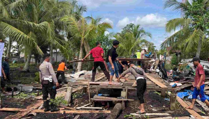 Hari Bhayangkara ke-80, Polsek Kateman Bedah Rumah Buruh Tani