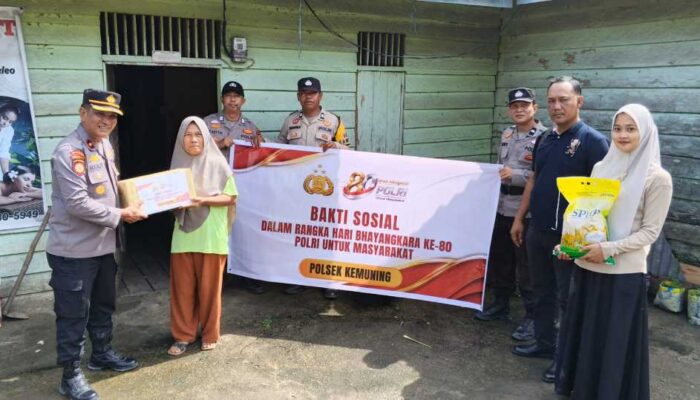 Polsek Kemuning Salurkan Sembako kepada Warga dalam Rangka Hari Bhayangkara ke-80