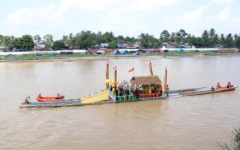 Semah Laut Inhil Curi Perhatian di Pawai Perahu Hias MTQ Riau