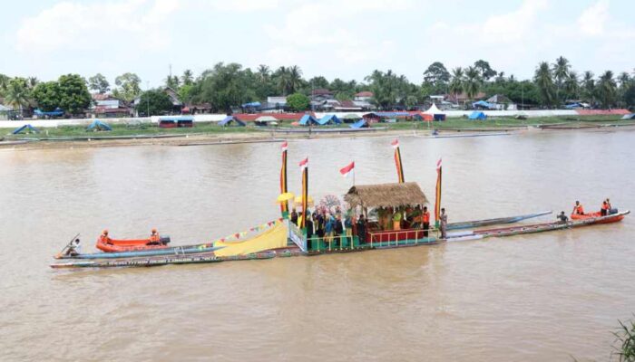 Semah Laut Inhil Curi Perhatian di Pawai Perahu Hias MTQ Riau
