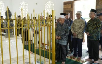 Jelang HUT Inhil ke-61, Bupati Herman Ziarahi Makam Tuan Guru Sapat