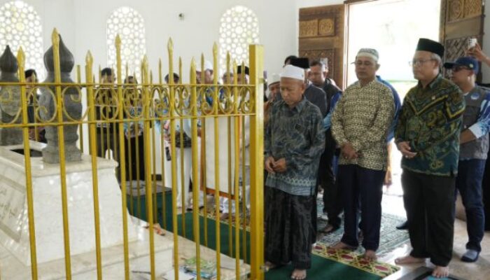 Jelang HUT Inhil ke-61, Bupati Herman Ziarahi Makam Tuan Guru Sapat
