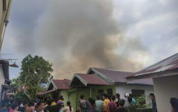 Api Melalap Dua Rumah di Tembilahan, Petugas Berjibaku Lawan Air Surut