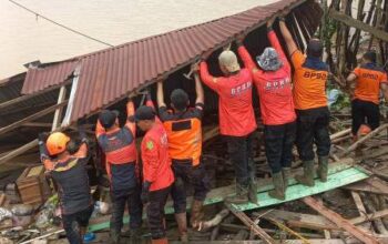 Angin Kencang Hantam Tembilahan Hulu, Satu Rumah Miring, Penghuni Mengungsi