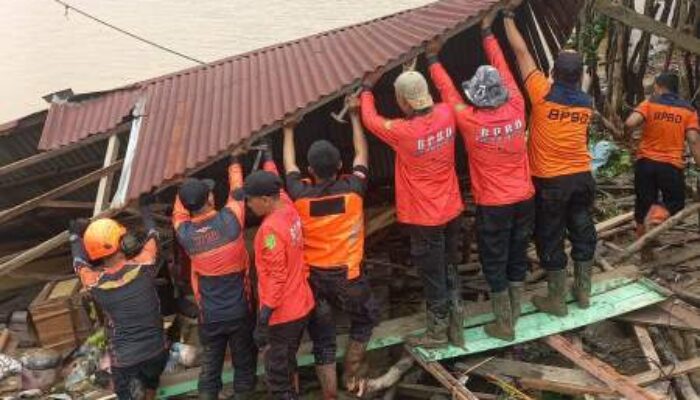 Angin Kencang Hantam Tembilahan Hulu, Satu Rumah Miring, Penghuni Mengungsi