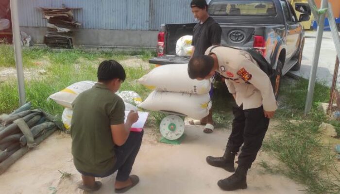 Polisi Antar 295 Kg Jagung Pipil Hasil Panen Ketahanan Pangan Sabak Auh ke Gudang Bulog