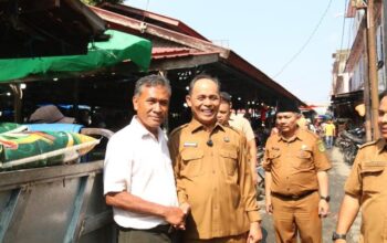 Bupati Herman Tinjau TPS Pedagang Yos Sudarso, Percepat Relokasi Demi Kelancaran Pembangunan Pasar Rakyat