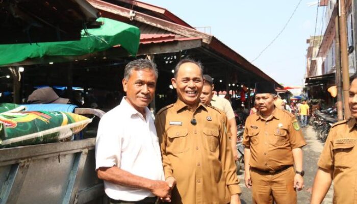 Bupati Herman Tinjau TPS Pedagang Yos Sudarso, Percepat Relokasi Demi Kelancaran Pembangunan Pasar Rakyat