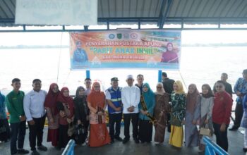Bupati Herman dan Bunda Literasi Inhil Terima Bantuan Pustaka ApungPustaka “Parit Anak Inhil”