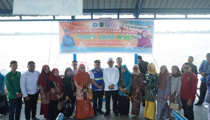 Bupati Herman dan Bunda Literasi Inhil Terima Bantuan Pustaka ApungPustaka “Parit Anak Inhil”