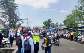 Aksi Humanis Sat Lantas Polres Inhil, Amankan Kepulangan Anak Sekolah