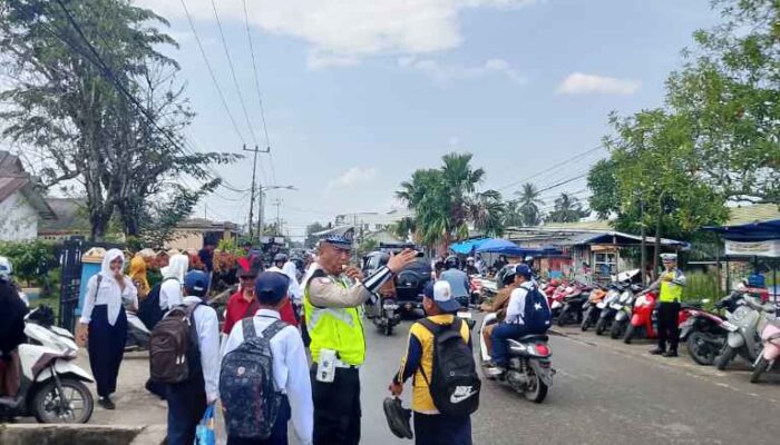 Aksi Humanis Sat Lantas Polres Inhil, Amankan Kepulangan Anak Sekolah