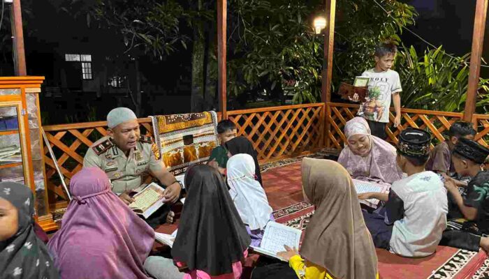 Maghrib Mengaji di Tembilahan Hulu, Polsek dan Mahasiswa KKN Bersinergi Bentuk Generasi Cinta Al-Qur’an
