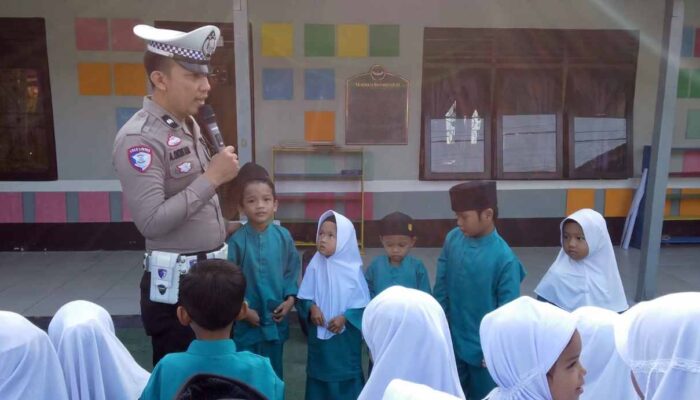 Polantas Menyapa Hadir di TK Kemala Bhayangkari, Anak-anak Belajar Tertib Lalu Lintas