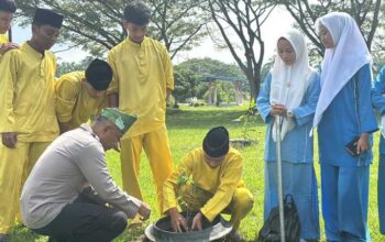 Green Policing Masuk Sekolah, Kapolsek Sabak Auh Tanamkan Kesadaran Hukum