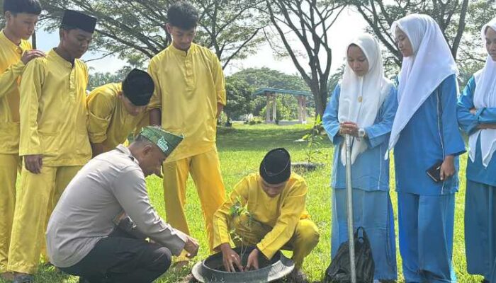 Green Policing Masuk Sekolah, Kapolsek Sabak Auh Tanamkan Kesadaran Hukum