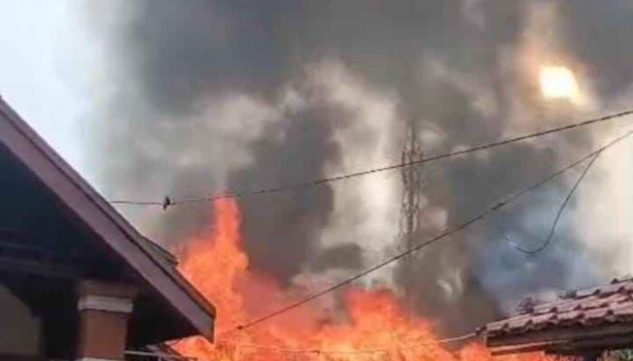 Kebakaran Hebat di Jalan Datuk Bandar, Petugas Terkendala Air dan Akses