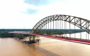 Spektakuler! Bendera 1.081 Meter Membelah Jembatan Rumbai Inhil
