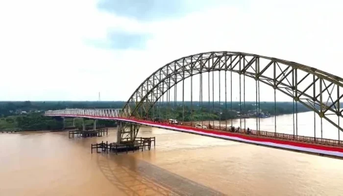 Spektakuler! Bendera 1.081 Meter Membelah Jembatan Rumbai Inhil