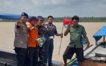 Satpolairud Polres Inhil Hadir di Seberang Tembilahan, Nelayan Terima Bantuan dan Bibit Mangrove dalam Ekspedisi Merah Putih Presisi