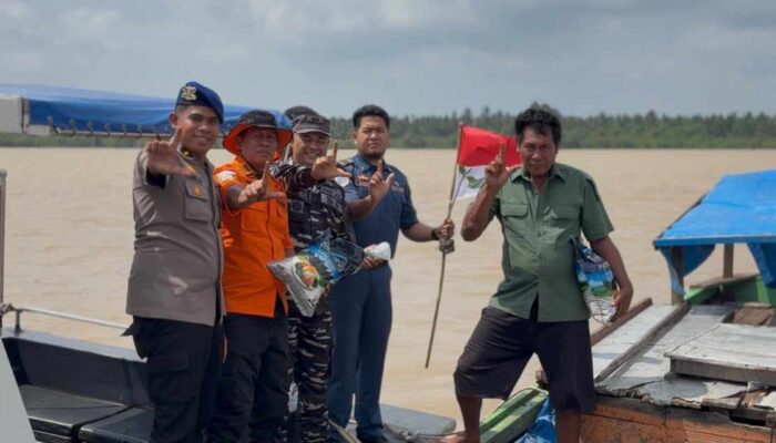 Satpolairud Polres Inhil Hadir di Seberang Tembilahan, Nelayan Terima Bantuan dan Bibit Mangrove dalam Ekspedisi Merah Putih Presisi